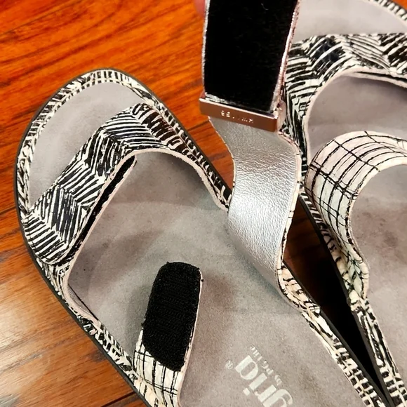 Alegria Karmen Unity Metallic Slides - Picture 4 of 6
